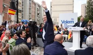 El presidente del PP, Alberto Núñez Feijóo, con su candidato en las elecciones catalanas, Alejandro Fernánde, en un mitin en Cornellà de Llobregat (Barcelona). E.P./Alberto Paredes