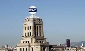El logo de BBVA en lo alto de su antigua sede en la Plaza de Cataluña de Barcelona. EFE/Quique García