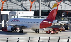 Un avión de Iberia, del grupo IAG, en el aeropuerto Adolfo Suárez Madrid-Barajas. E.P./Gustavo Valiente