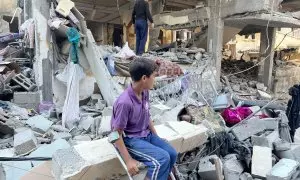 Palestinos inspeccionan las ruinas de un edificio bombardeado por Israel en Rafah, a 9 de mayo de 2024.