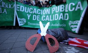 Miembros de las mareas andaluzas de sanidad y educación protestan a las puertas del Parlamento de Andalucía, a 20 de diciembre del 2023