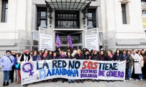 Las mujeres de la Red de Violencia de Género frente al Ayuntamiento de Madrid en una protesta.