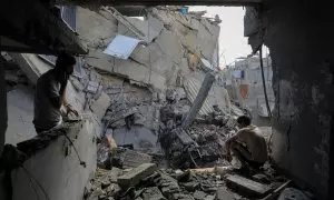 Palestinos en un edificio destruido tras los ataques de Israel en Rafah, a 7 de mayo de 2024