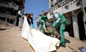 Médicos buscan cadáveres en las inmediaciones del hospital Shifa, a 29 de abril de 2024.