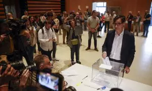 El primer secretario del PSC y candidato a la presidencia de la Generalitat, Salvador Illa, vota en el Centro Cultural La Roca del Vallès de Barcelona.
