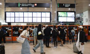 El gestor de infraestructuras Adif ha informado de que no puede establecer una previsión de recuperación del tráfico de trenes de Rodalies en la ciudad de Barcelona "dada la gravedad, dispersión y alcance de los daños provocados" por el robo de cobre esta