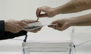 Voto depositado en la urna electoral en el colegio electoral instalado en el Instituto de Educación Continua (UPF) del barrio de L'Eixample de Barcelona, este domingo.
