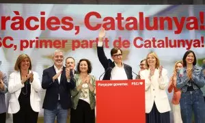 El candidato a la presidencia de la Generalitat por El PSC, Salvador Illa (3d), comparece ante los medios para valorar los resultados electorales, hoy domingo en Barcelona