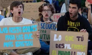 Decenas de personas durante una manifestación para denunciar la sequía, a 19 de abril de 2024, en Madrid (España).