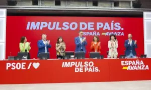 El presidente del Gobierno y secretario general del PSOE, Pedro Sánchez, junto a otros dirigentes socialistas en la Ejecutiva de su partido celebrada este lunes en Ferraz.