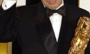 El productor Alain Sarde posa para el fotógrafo el 2 de marzo de 2002 en el Teatro del Châtelet en París, durante la 27ª ceremonia de los Premios César