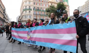 Foto de archivo de varias personas en una manifestación contra las agresiones al colectivo LGTBI, a 20 de noviembre de 2021, en Madrid.