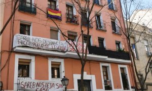 Pancartas de protesta colocadas en la fachada de un edificio durante la manifestación convocada por la Plataforma de Afectados por la Hipoteca en Madrid.