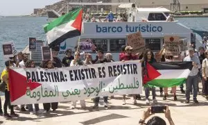 Decena de personas protestan en el puerto de Cartagena para pedir al Gobierno central que inmovilice el carguero Borkum porque podría transportar armas a Israel, a 15 de marzo de 2024.