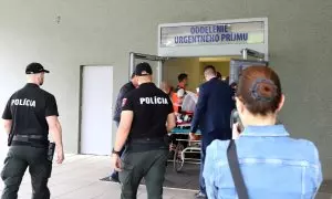 El primer ministro de Eslovaquia, Robert Fico, a su llegada al hospital tras ser tiroteado en Banska Bystrica, a 15 de mayo de 2024.