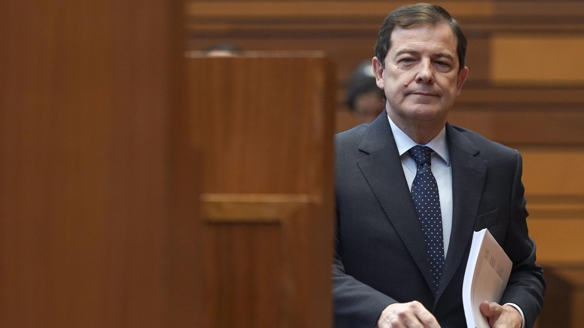 Mañueco proyecta una legislatura "lejos de extremismos" al tiempo que da la mano a Vox y saca pecho de la "prioridad nacional"