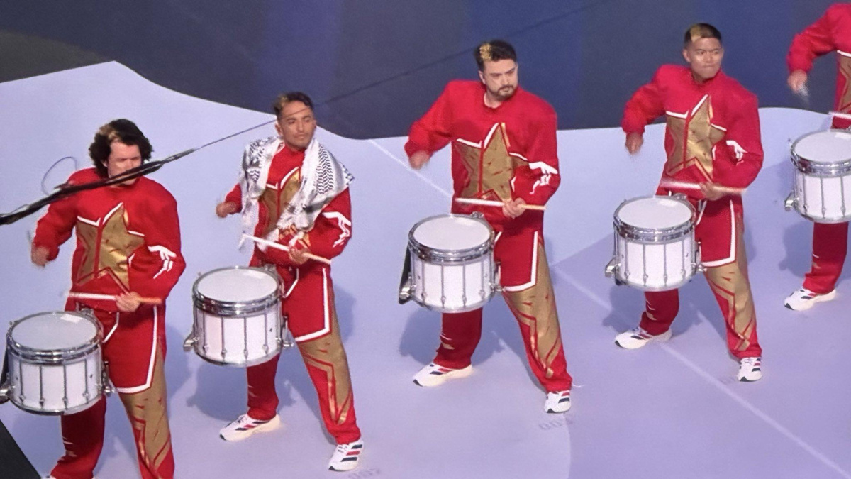 El momento viral en el que un músico aparece con una kufiya palestina en la inauguración del Mundial en EEUU: "En tu cara, Donald Trump"