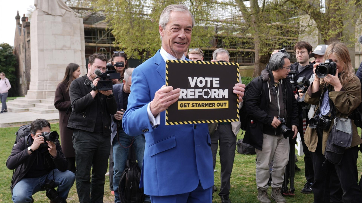 El ultra británico Nigel Farage dimite como diputado pero volverá a presentarse a las elecciones