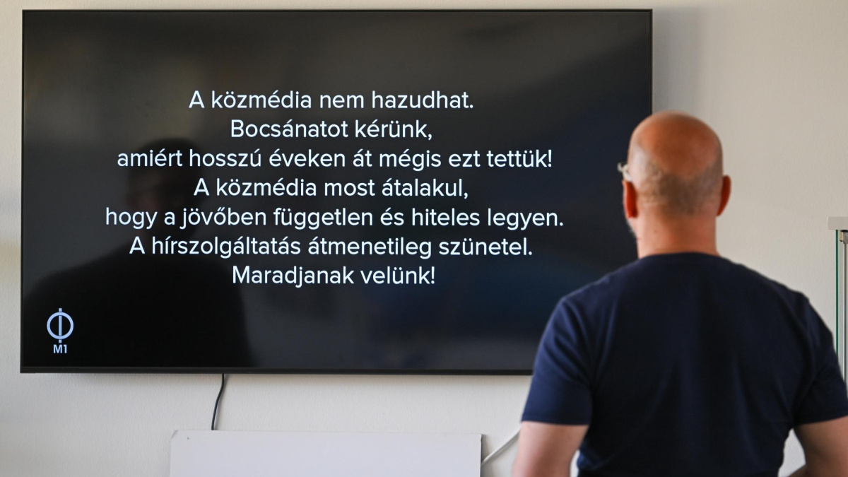 La televisión pública de Hungría deja de emitir y se disculpa por "mentir" bajo el mandato de Orbán