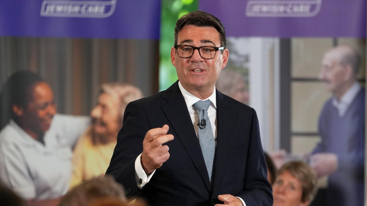Un señor resume la situación política del Reino Unido tras no reconocer al primer ministro: "Lo cambian cada cinco minutos"