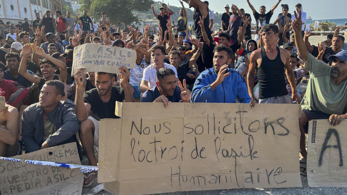 Más de un centenar de migrantes inician una huelga de hambre en la playa del Trampolín
