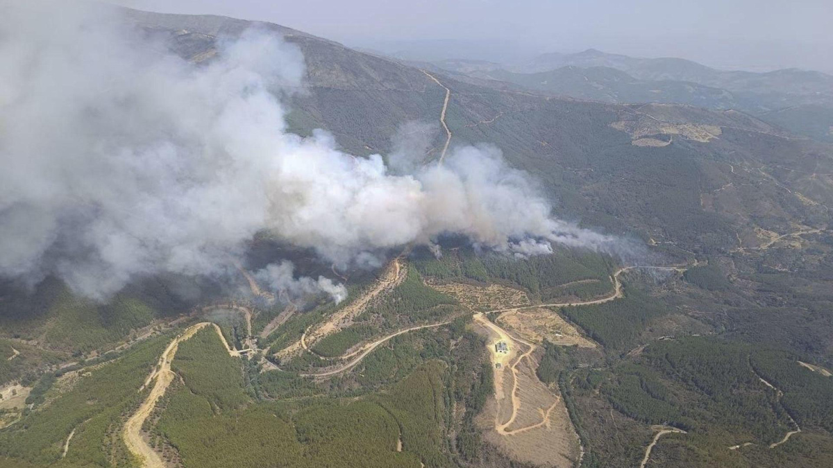El fuego arrasa 1.600 hectáreas y obliga a desalojar a unas 700 personas en Cáceres