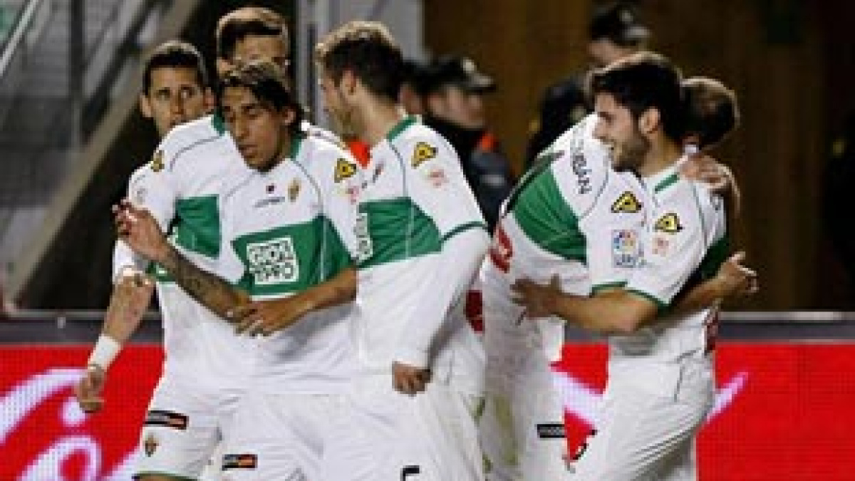 El Elche consigue puntos con sabor a permanencia | Público