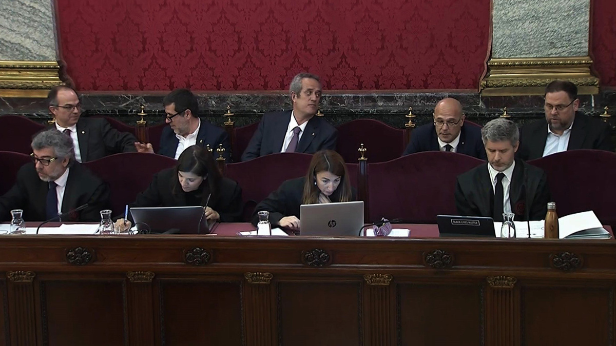 Un hecho inédito en las Cortes: los presos del 'procés', en furgón y custodiados para recoger el acta