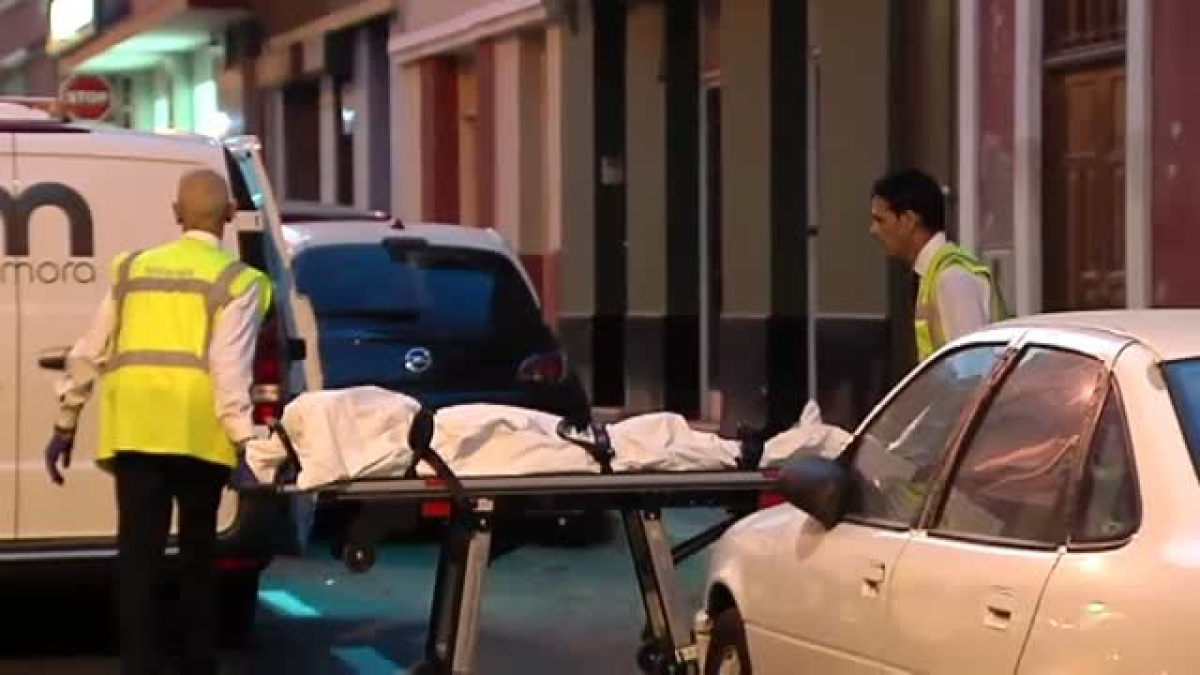 Un joven mata a su padre tras llegar a casa y encontrar a su madre ...