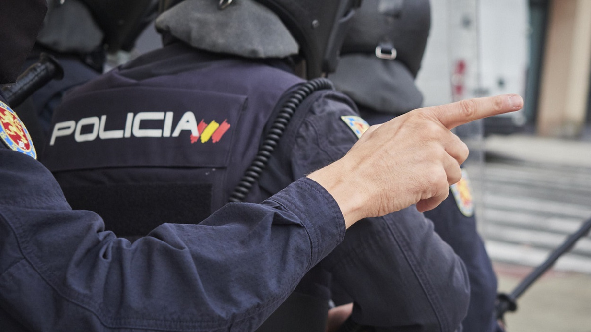 Mandan a juicio a los seis agentes que entraron por la fuerza en un ...