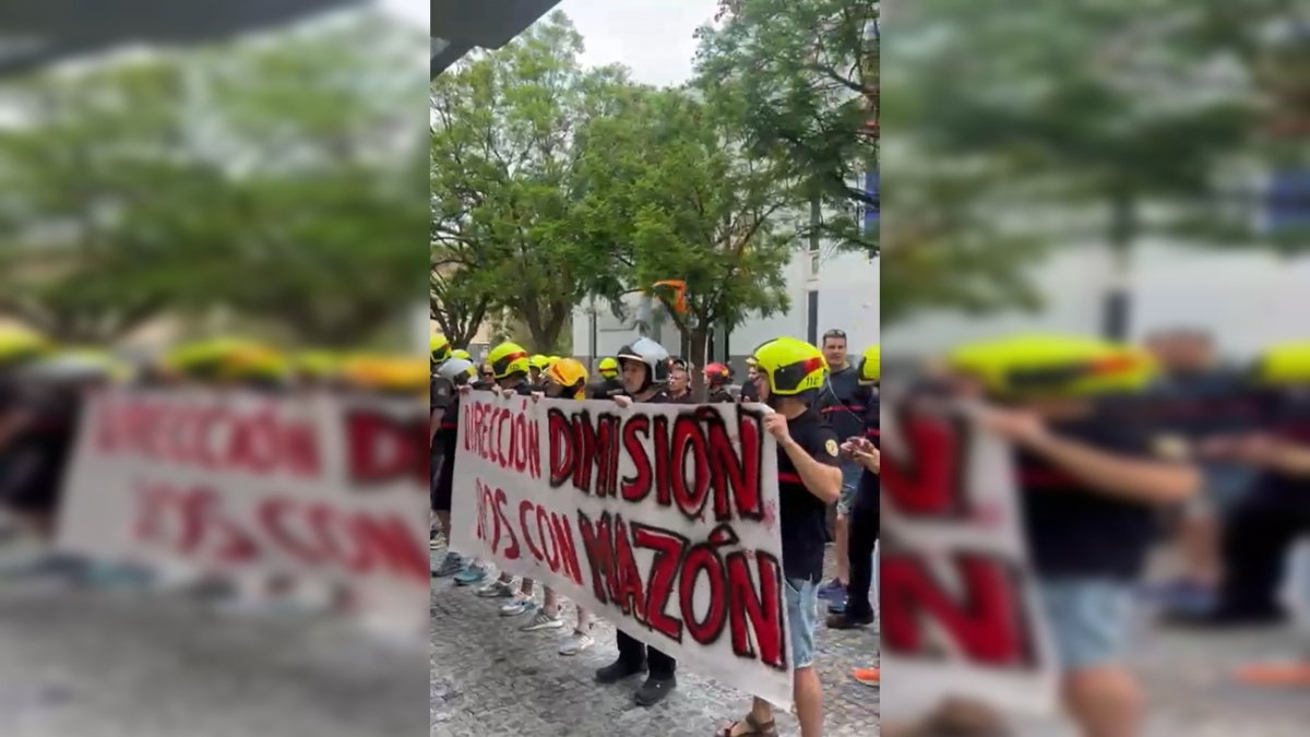 Los bomberos protestan contra el presidente de la Diputación de ...