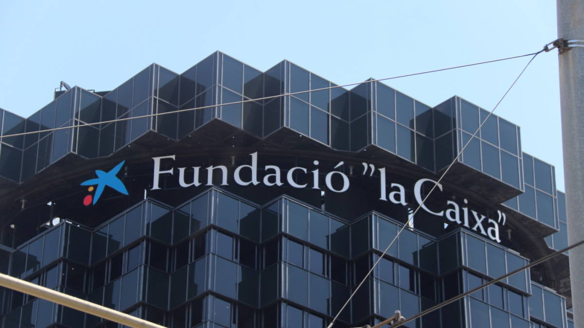 Pol·len Edicions publica la "primera investigació crítica i integral" sobre La Caixa