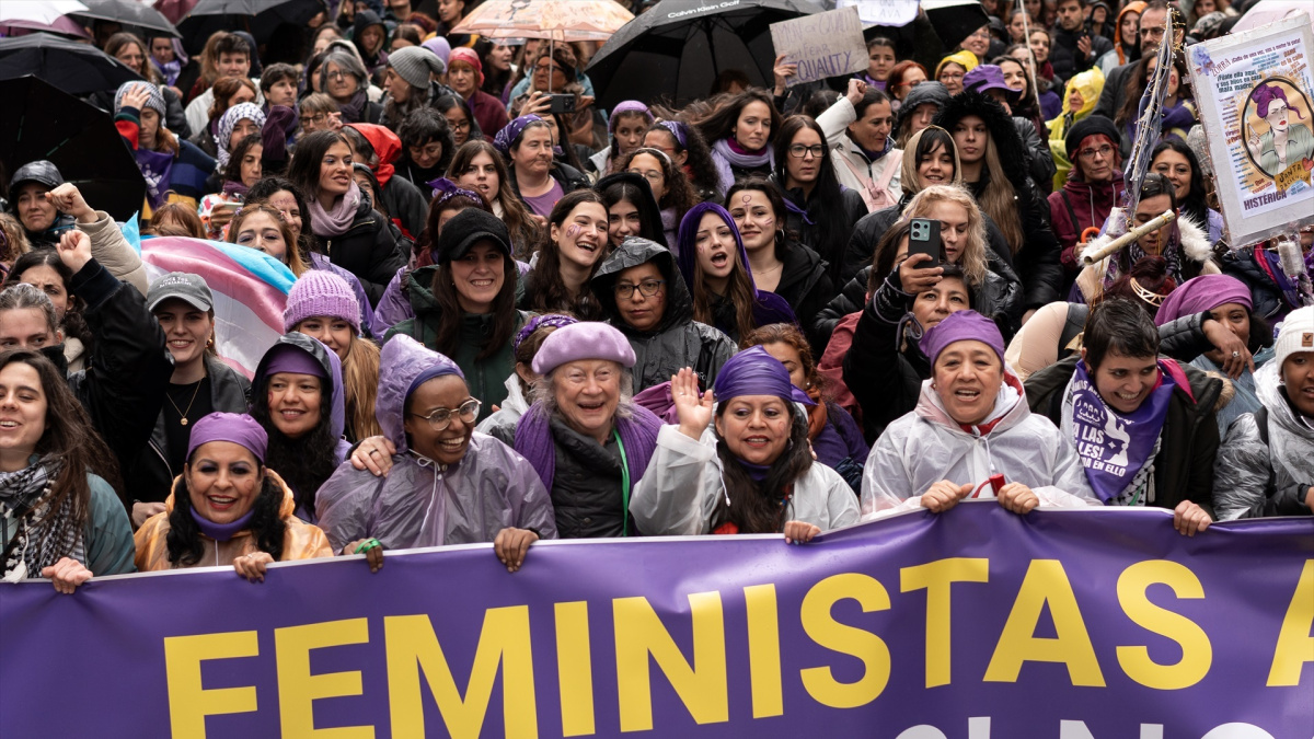 La Comisión 8M de Madrid llama a las feministas a ocupar las calles frente al belicismo: "Las antifascistas somos más"
