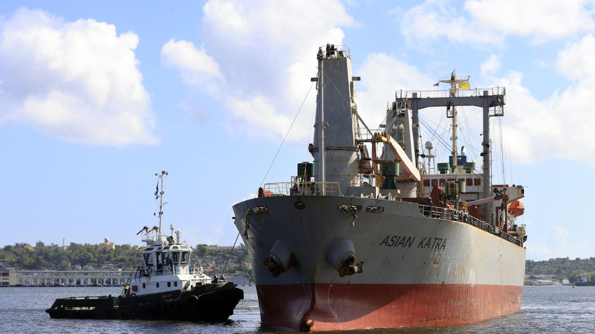 Llega a La Habana un barco con más de 1.600 toneladas de ayuda humanitaria de México y Uruguay