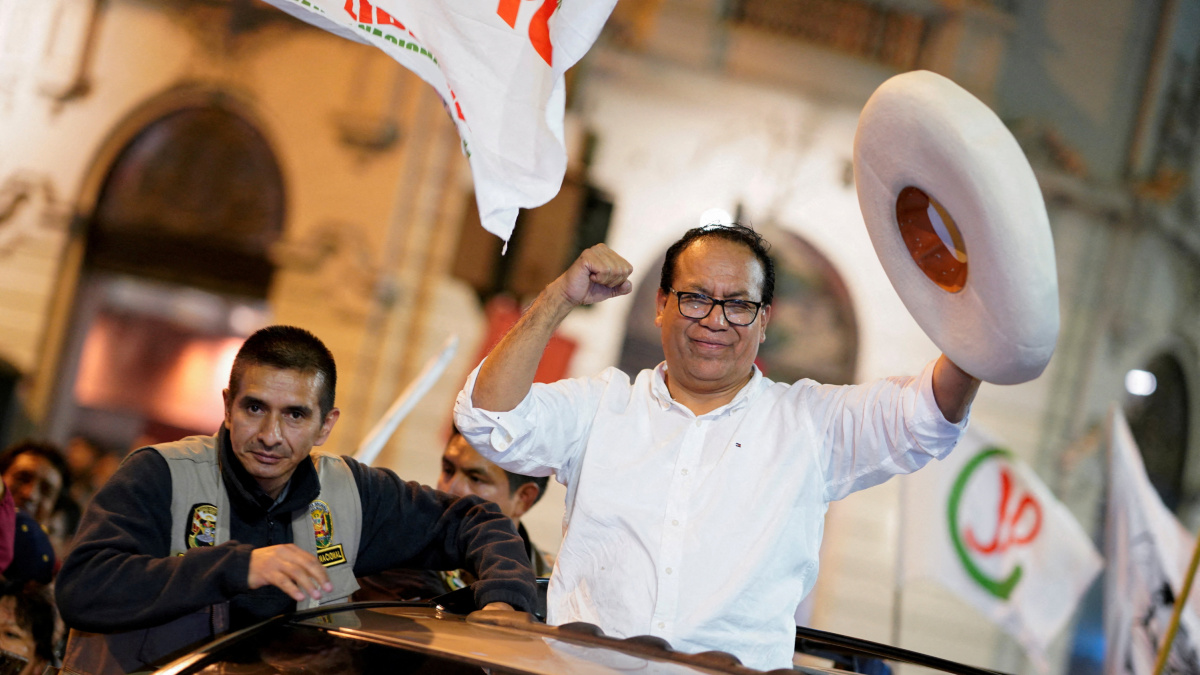 Roberto Sánchez adelanta a Keiko Fujimori en un agónico recu
