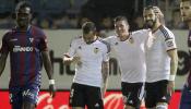 El Valencia desarma al Eibar y la Real no avanza