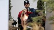 Una activista de Femen intenta llevarse el niño Jesús del belén del Vaticano