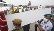 Recuperados 34 cadáveres y cinco grandes fragmentos del avión de Air Asia