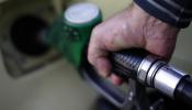 Los carburantes se abaratan más de un 10% en el último mes