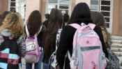La pobreza triplica el riesgo de que un alumno en España saque peores notas