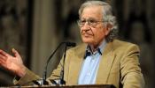 Chomsky ve en Podemos y Syriza una reacción contra el asalto neoliberal a Europa