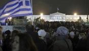 Miles de griegos se echan a la calle para arropar a Tsipras