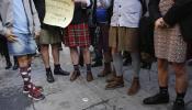 Hombres con minifalda protestan contra la violencia machista en Turquía