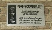 La alcaldesa de Cáceres pide a los vecinos que retiren de sus fachadas los escudos franquistas