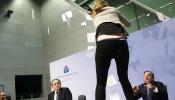 Una activista se abalanza sobre Draghi y le lanza papeles y confetis en plena rueda de prensa