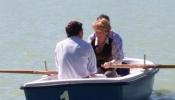 Aguirre no zozobra: se sube a una barca en el Retiro para explicar su programa electoral