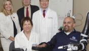 Científicos logran que un paciente mueva un brazo robótico con el pensamiento
