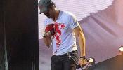 Enrique Iglesias acaba un concierto en Tijuana ensangrentado por el 'ataque' de un dron