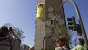 Greenpeace despliega una pancarta en Sevilla contra las eléctricas