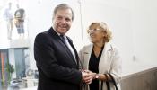 Carmena promete hacer bandera del derecho a la vivienda y descarta un 'tamayazo'